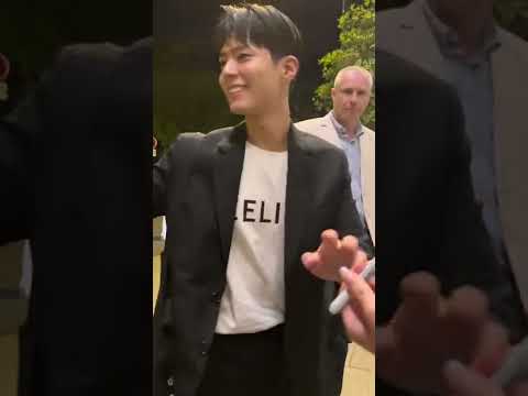 this fan won this life 😭🥰 #parkbogum #paris