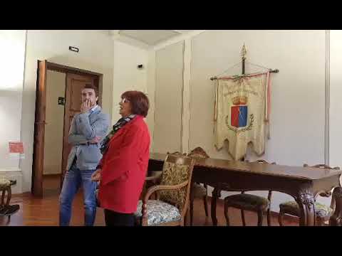 Roberta Romanelli Pini dona quadro di Giuliano Pini al Comune di Sesto Fiorentino