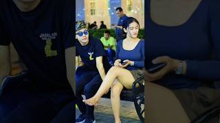 Download lagu Bikin gagal fokus! Cewek ini gemes kebingungan ilang sandalnya #laugh #funny #shorts #trending mp3