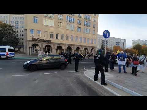 UNTERBESETZUNG bei Straßenabsperrung - Die Polizei übt Spießrutenlaufen / Straußberger Platz / 12:54