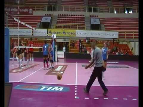 slow motion: Uyba Yamamay - New Volley Uboldo  - 12/01/2015 - Busto A. Palayamamay   set 4