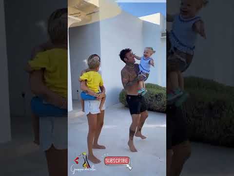 Fedez e Chiara Ferragni 🥰 saltano con Vittoria e Leo 🤭😂 #shorts