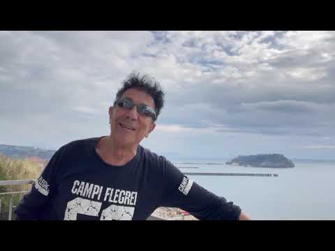 Edoardo Bennato al Festival di Sanremo 2023 in duetto con Leo Gasmann, coppia inedita e spettacolare