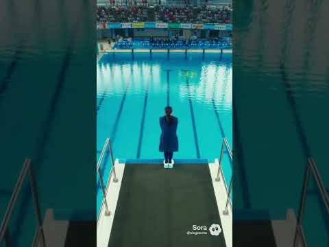 制服を着た日本の女子高生が10m高飛び込み大会に参加する