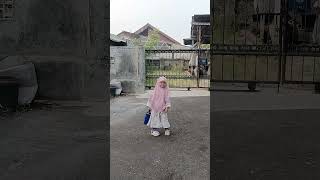 Download lagu Nahla is heading off to school mp3