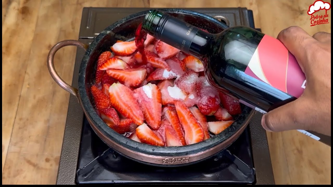 joguei vinho no morango para fazer a melhor sobremesa para seu natal