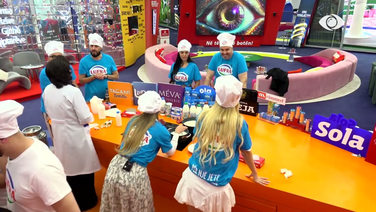 Mateo përlotet teksa qëndron i vetëm në oborr