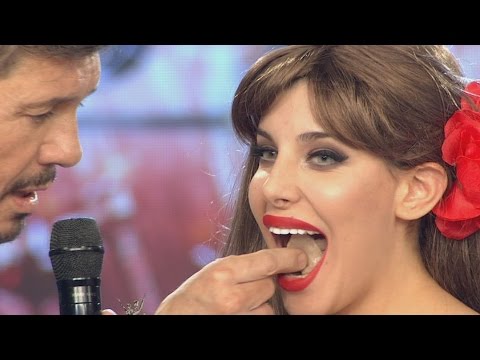 Marcelo Tinelli le hizo probar ¡de todo! a Charlotte Caniggia en vivo