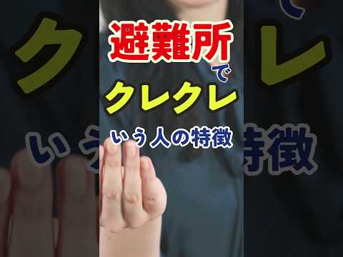 庭を整える木々の低木冬の鳥が餌のコマドリを呼び寄せる