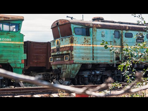 Old Soviet diesel locomotives located at the reserve base. part-2