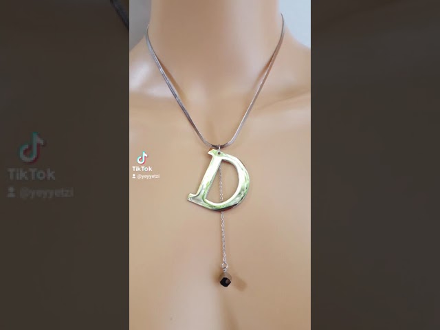 Vídeo relacionado con Collar De Diamantes Humanos Coloridos Para Mujer Y Hombre, 1 Piezas Collar Con Colgante De Acero Inoxidable Collar De Villano Colgante De Cabeza Oblicua Llena De Circonita Para Navidad Y Cumpleaños