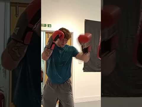 1-2-1 session focusing on stopping an opponent who is applying pressure. #muaythai #121 #striking 🥋🥊