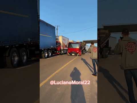 Ford cargo com a traseira levantada #penaestrada #caminhão #caminhoneiros #caminhõesqualificados