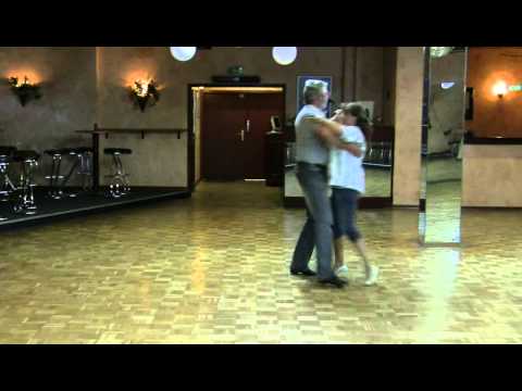 Langsamer Walzer :  Kreiseldrehung, Linksdrehung, Wischer, Chassee