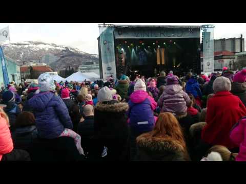 Sandra Lyng -"Play My Drum"