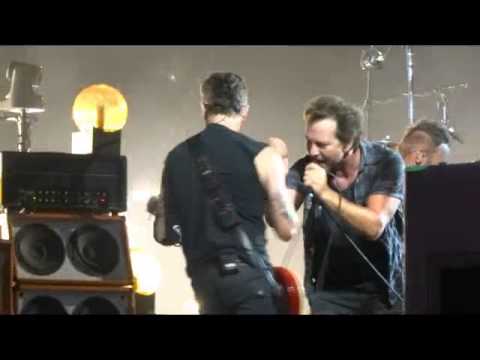 Pearl Jam - Comatose (Live Perth Big Day Out 02.02.14 eddie throws a cake into crowd!)