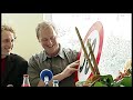 Hans van Vliet krijgt zijn Erasmusspeld uitgereikt.