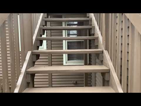 Wobbling stairs with not much support #bloodhoundhomeinspection #homeinspection #homebuyers