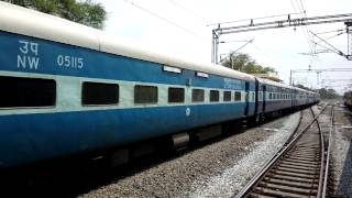 preview picture of video 'Rare Race between 12245 Howrah - Yesvantpur Duronto v/s 12970 Jaipur - Coimbatore SuperFast Express'