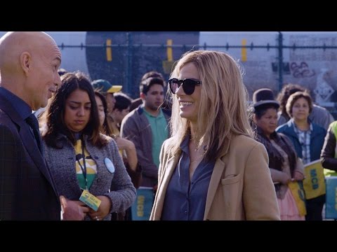 Our Brand Is Crisis (Featurette 'Sandra Bullock Is Jane Bodine')