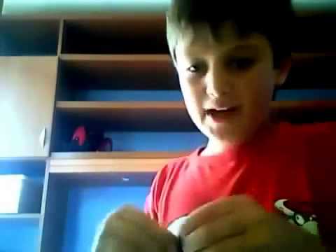 Bambino pazzo canta  Io odio il Pulcino Pio.