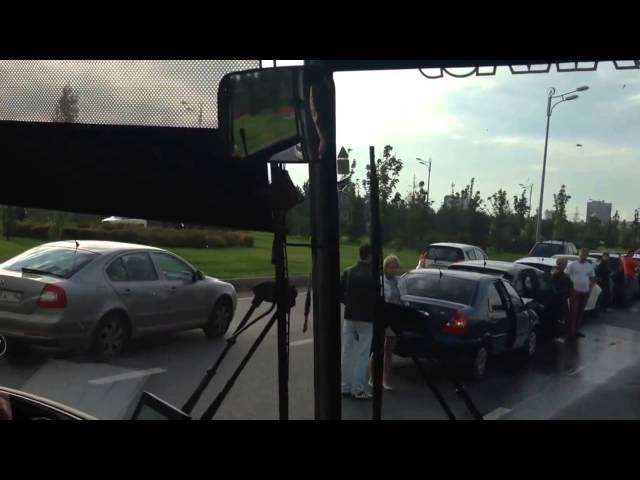 В Казани столкнулись 6 автомобилей: водители засмотрелись на ДТП (ВИДЕО)
