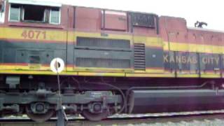 preview picture of video 'Un muy lento tren de contenedores de KCSM/ A very slow stack train from KCSM'
