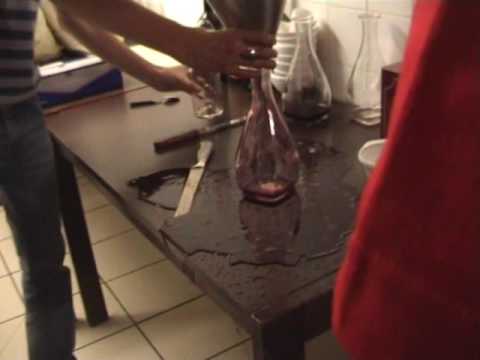 Comment récupérer le vin d'une bouteille cassée by Alexandre Farina