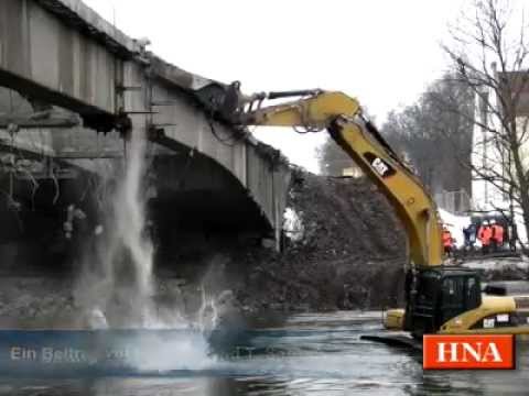 Kassel: Ein Bagger reißt die Hafenbrücke ein