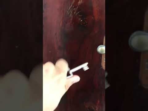 Como abrir uma porta de quarto se a chave passa direto.