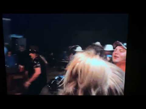 “April Sun in Cuba” with Owen Blundell.Johnsonville campdraft crowd.#countrymusic #eastgippsland