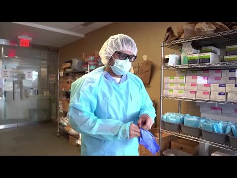 在俄克拉荷馬州COVID病房，工作人員為防止孤獨死亡而努力。 (At Oklahoma COVID ward, staff fight to prevent lonely deaths)