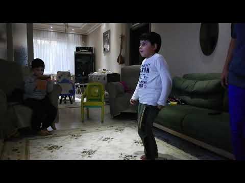 Emir omür arac. Erik dalı oynarken