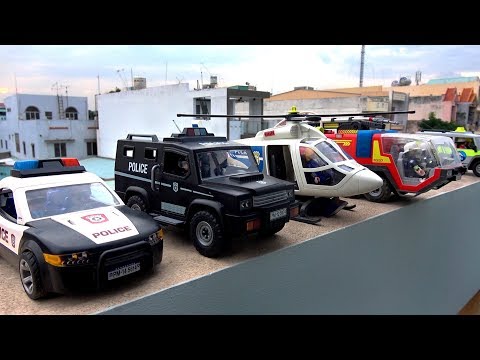 PLAYMOBIL Fahrzeuge auspacken mit Polizeiauto, Feuerwehrwagen, Hubschrauber, Bergrettungsfahrzeugen.