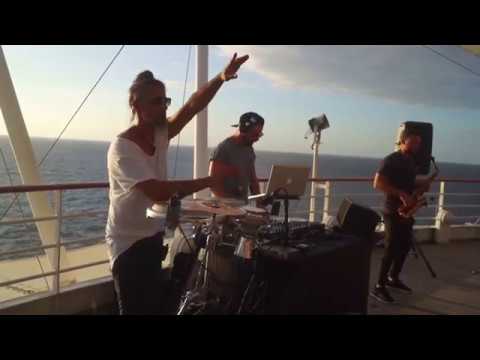 Live Deep house music saxophone percussion : Guru Da Beat