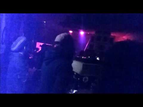 Davy Roots suona "Johnny Osbourne - MENTAL POVERTY" 12"