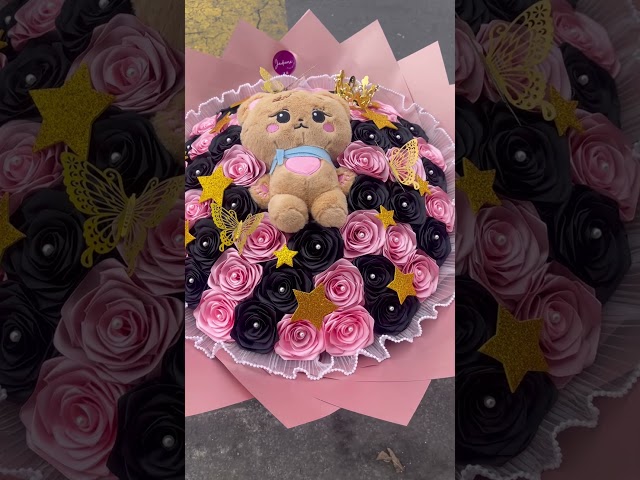 Vídeo relacionado con Gdecora Rosa Eterna Preservada Rojo Natural con Tallo 55cm Mujer,Mamá,Novia,Abuela - Flor Infinita para Cumpleaños, Sant Jordi y Día de la Madre - Rosas Preservadas de Ecuador