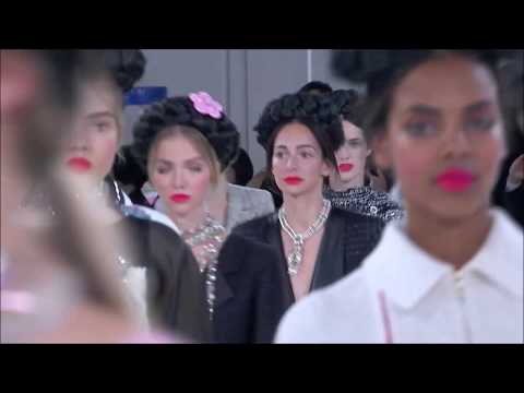 CHANEL Cruise 2015-16 fashion show in Seoul