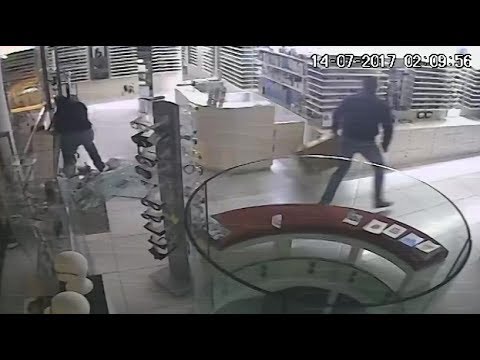 Spaccata al Centrottica, via 100.000 euro di occhiali