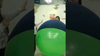 巨大風船割りにチャレンジ (5)　Giant Balloon Popping Challenge (Part 5)