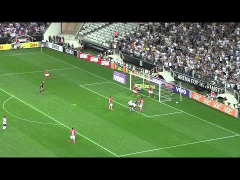 Danilo quase faz o terceiro, mas goleiro salva o Internacional