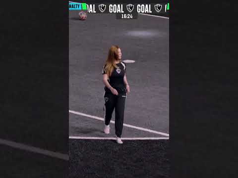 CHRISTMAS PENALTY!!! || Round 1 Queens League Americas vs Las Aliens