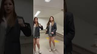 パンチラ制服JK腰ふり 生足