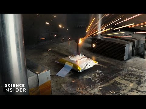 這種新型電池即使你開槍也不會爆炸。 (This New Type Of Battery Won’t Explode, Even If You Shoot It)