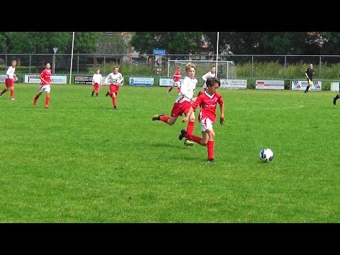 Laatste poulewedstrijd DOVO JO12-1 - De Foresters JO12-1