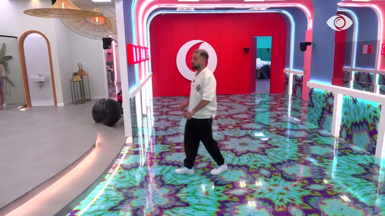 “Mos se na provokohet Rozana…”/ Gjesti nis të këndojë: Mendon se është akoma në vitet ‘90