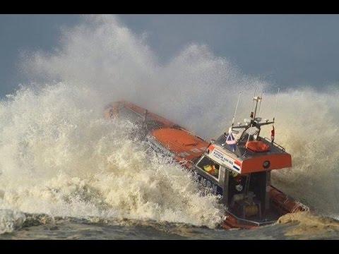KNRM Katwijk herfst-stormoefening met reddingboot De Redder