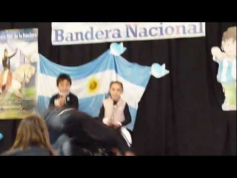 Juli, baila en el acto de la escuela