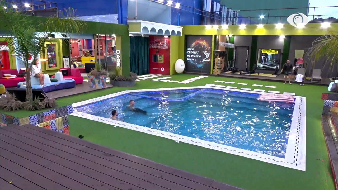 Momente gazmore në shtëpi, Juli imiton personazhet si sillen në plazh