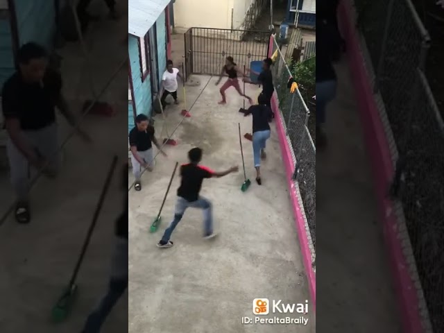 Vídeo relacionado con Contesta Esto - ¿Cómo de Bien Conoces a Tus Amigos y Familia? - Juego de Mesa de Cartas Divertido en Español - Regalo Original para Adolscentes y Adultes, Hombres y Mujeres